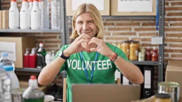 Hombre Sonriente Una Camisa Voluntaria Trabajando Portátil Almacén — Vídeos de Stock