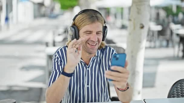 Hombre Alegre Con Auriculares Videollamadas Teléfono Inteligente Una Mesa Café — Vídeos de Stock
