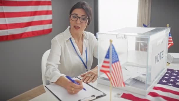 Dospělá Hispánka Brýlemi Pozoruje Hlasovací Lístek Místnosti Americkými Vlajkami — Stock video