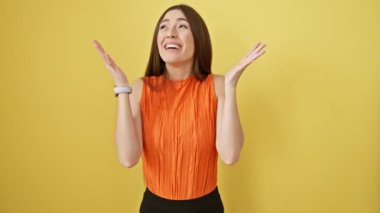 Kolsuz tişörtlü neşeli İspanyol güzeli, büyük bir zafer için tezahürat yapıyor, sarıda tek başına duruyor! Onun mutlu, kendinden emin zaferi odayı aydınlatıyor.!