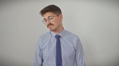 Gözlüklü bunalımlı genç bir İspanyol 'un, beyaz arka planda izole edilmiş stres ve üzüntü için ağlaması ve endişesi.