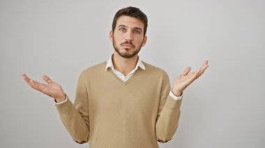 Hiçbir şeyden haberi olmayan, süveter giyen, elleri havada duran, beyaz, soyutlanmış bir geçmişe karşı, ne bileyim, bir jest yapan bir İspanyol 'un portresi. Şüphelerin duygusal ifadesi.