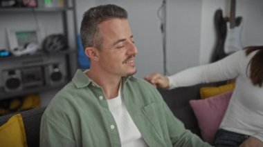 Sevecen erkek ve kadın kucaklaşıyorlar, sıcak bir oturma odasında birlikte vakit geçiriyorlar..