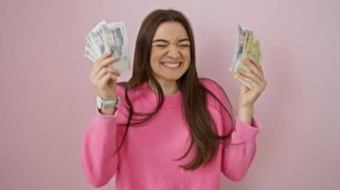 Perulu tabanları tutan mutlu kadın ve biz dolarları pembe bir arka plana karşı, zenginlik ve heyecan tasvir eden.