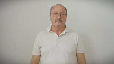 Gözlüklü aptal orta yaşlı adam, beyaz arka planda izole edilmiş bir hata fark etti.