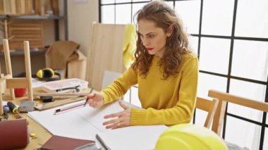 Genç, güzel bir kadın şaşırtıcı bir inançsızlık anında yakalandı, ağzı sonuna kadar açıktı, marangozluk masasına çizim yaparken, korku ve şaşkınlık yüzünü boyuyordu.