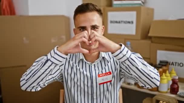 Χαμογελώντας Άνθρωπος Κάνει Χειρονομία Καρδιάς Στην Αποθήκη Κουτιά Δωρεά Και — Αρχείο Βίντεο