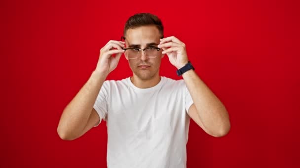 Ung Smuk Latinamerikansk Mand Der Tager Briller Mod Isoleret Rød – Stock-video
