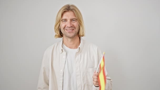 Leende Blond Man Som Håller Spanska Flagga Mot Vit Bakgrund — Stockvideo