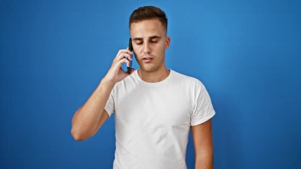 Hombre Joven Guapo Camiseta Blanca Hablando Teléfono Móvil Contra Fondo — Vídeo de stock