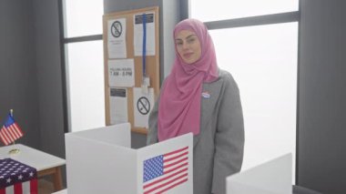 Amerikan oy kullanma merkezinde tesettürlü kendine güvenen Müslüman kadın vatandaşlık görevini yerine getiriyor..