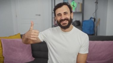Evde neşeli orta yaşlı bir adam var. Onayını veriyor. Beyaz bir tişört giyiyor, mutlu jesti ve başarısı doğrudan size bakıyor..