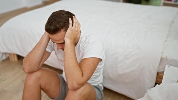 Sıkıntılı Genç Bir Adam Yatak Odasındaki Bir Yatağın Yanında Oturmuş — Stok video