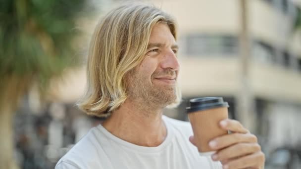 Beau Homme Aux Cheveux Longs Blonds Tenant Une Tasse Café — Video