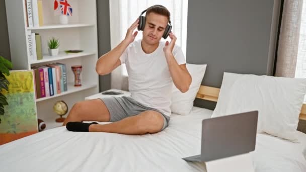 Hombre Relajado Escuchando Música Con Auriculares Cama Dormitorio Con Ordenador — Vídeos de Stock