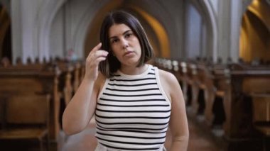 Viyana 'daki Augustinian Kilisesi' nde kiliseyi ziyaret eden güzel İspanyol bir kadın.