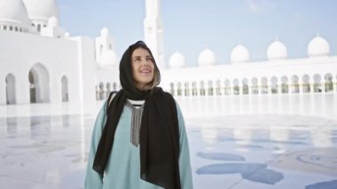 Şeyh zayi 'de tesettürlü gülümseyen kadın Abu Dabi' deki büyük camiyi ziyaret etti..