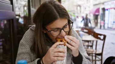 Yoğun bir İstanbul caddesinde kebap yiyen genç bir kadın seyahat, mutfak ve şehir hayatının somutlaştırıcısı..