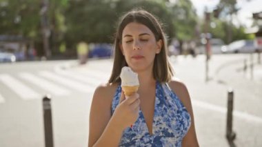 Yaz tatili zevki, güzel İspanyol kadın güneşli bir günde Nara 'da leziz bir dondurma külahının tadını çıkarıyor, Japonya' nın enfes parkı, neşeli gülümsemesi tatil eğlencesi ve açık hava maceralarını yansıtıyor.