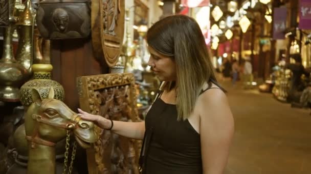 Брюнетка Жінка Купує Яскравому Дабаї Соук Торкаючись Традиційних Арабських Артефактів — стокове відео