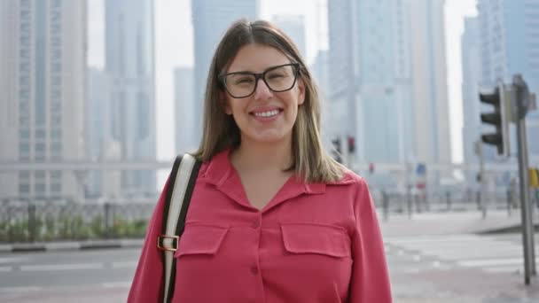 Een Glimlachende Vrouw Een Roze Shirt Met Een Bril Staat — Stockvideo