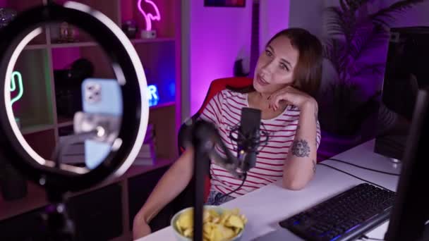 Brünette Frau Streamt Einem Neonbeleuchteten Spielzimmer Mit Mikrofon Und Klingellicht — Stockvideo