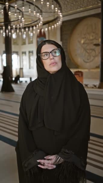 Κομψή Γυναίκα Μαντίλα Στο Εσωτερικό Περίτεχνο Τζαμί Πολυελαίους Που Ενσωματώνει — Αρχείο Βίντεο