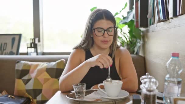 Genç Bir Kadın Rahat Bir Kafede Kahve Karıştırıyor Sıradan Bir — Stok video