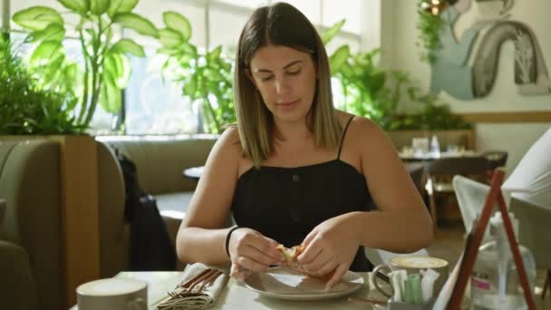 Mladá Brunetka Žena Croissant Kávu Kavárně Stůl Obklopen Svěží Zelení — Stock video