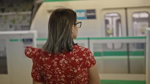 Mulher Hispânica Bonita Vestindo Óculos Fica Esperando Plataforma Estação Metrô — Vídeo de Stock