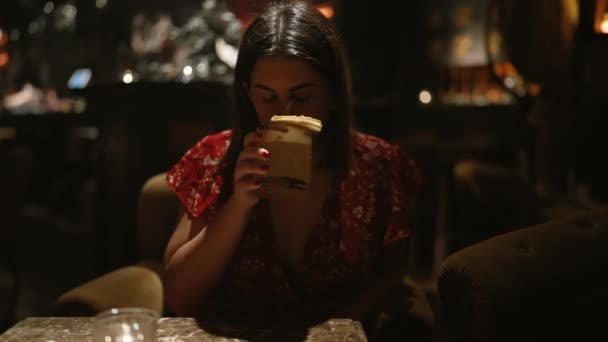 Приваблива Іспаномовна Жінка Підбадьорює Тримаючи Тропічний Коктейльний Напій Сяючою Посмішкою — стокове відео