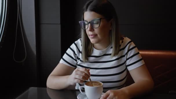 Задумчивая Женщина Наслаждается Кофе Столиком Кафе Вызывая Уютную Созерцательную Атмосферу — стоковое видео