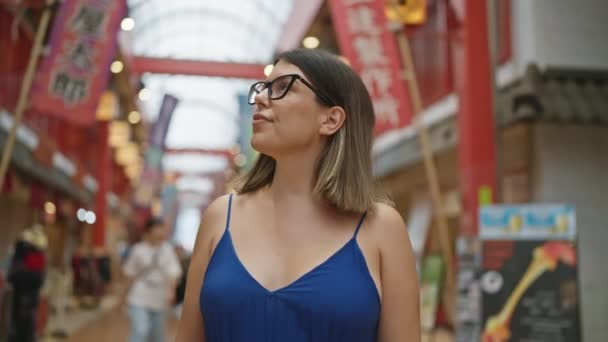 Viaje Japonés Dichoso Mujer Hispana Hermosa Dama Vestida Gafas Despreocupada — Vídeos de Stock
