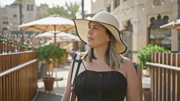 Egy Mosolygós Napszemüvegben Élvezi Madinat Jumeirah Dubai Hangulatát Kiemelve Utazást — Stock videók