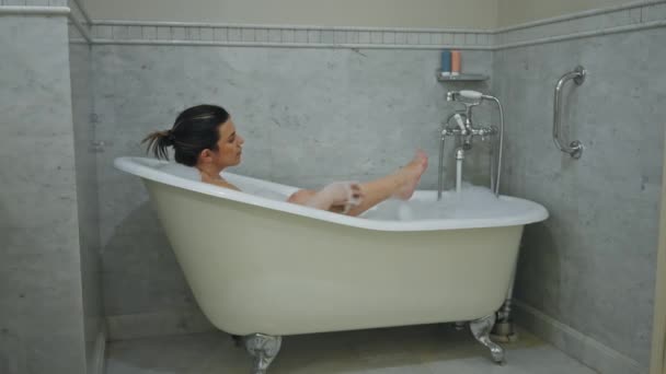 Zrelaksowana Kobieta Ciesząca Się Kąpielą Bąbelkami Zabytkowej Wannie Pazurami Wewnątrz — Wideo stockowe