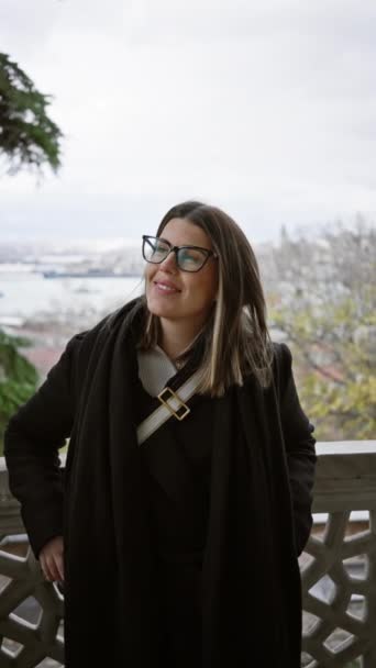 Stylowa Młoda Kobieta Okularami Uśmiecha Się Subtelnie Otomańskim Łuku Ucieleśniając — Wideo stockowe