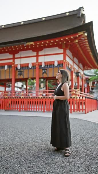 Kendinden Emin Bir Şekilde Fushimi Inari Taisha Poz Veriyor Gözlüklü — Stok video