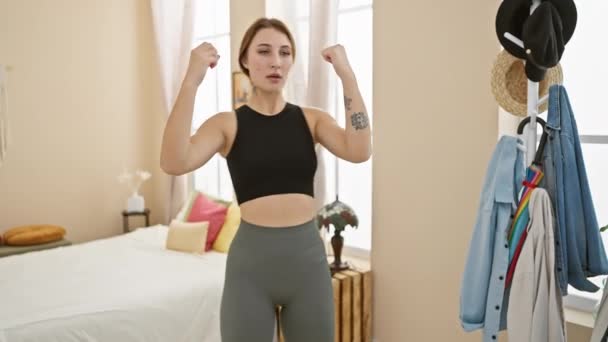 Mladá Žena Provádí Cvičení Rutina Svém Útulném Ložnici Interiéru Demonstrující — Stock video