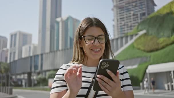 Usmívající Žena Používající Smartphone Dubai Městském Prostředí Výškovými Budovami Jasnou — Stock video