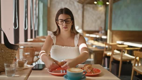 Portrét Krásné Hispánské Ženy Která Užívá Lahodný Croissant Vidět Tuto — Stock video