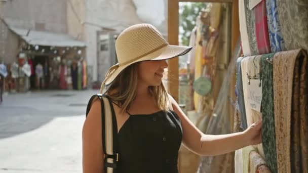 Μια Χαμογελαστή Γυναίκα Ένα Καπέλο Ήλιο Περιήγηση Υφάσματα Μια Παραδοσιακή — Αρχείο Βίντεο