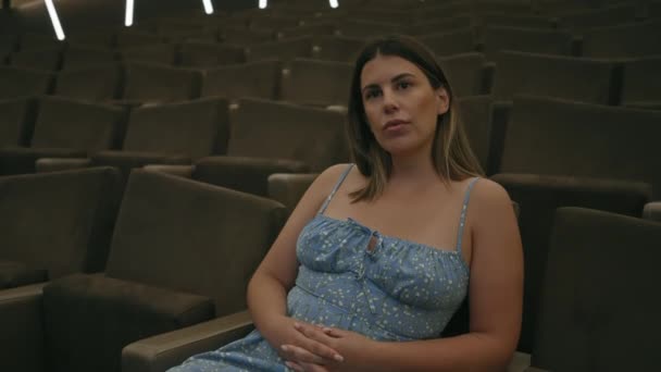 Klidná Žena Relaxuje Sama Prostorném Matně Osvětleném Divadle Pohodlným Posezením — Stock video