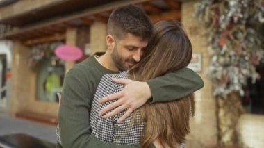 Sevgi dolu bir çift, hareketli bir şehir caddesinde, romantizmi, bağlantıyı ve şehir hayatını özenle kucaklıyor..