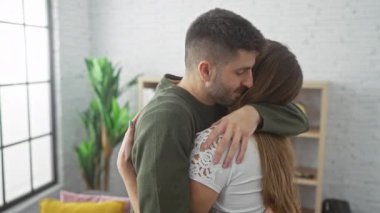 Sevgi dolu bir çift, samimi, modern bir oturma odasında birbirlerine olan sevgilerini ve birlikteliklerini samimi bir evde ifade ederler..