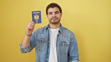 Kızgın suratlı genç Arap adam hoşlanmadığı ve reddedildiği için baş parmak işareti gösteriyor. Sarı arka planda emirlik pasaportu bulundurmak anlaşmazlığı sembolize ediyor.