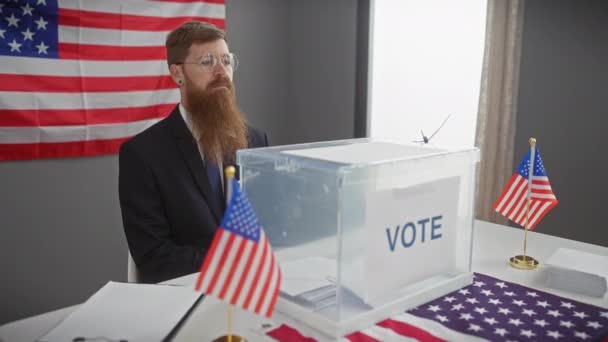 Ένας Γενειοφόρος Κοστούμι Χαμογελάει Κοντά Μια Κάλπη Αμερικάνικες Σημαίες Εσωτερικούς — Αρχείο Βίντεο