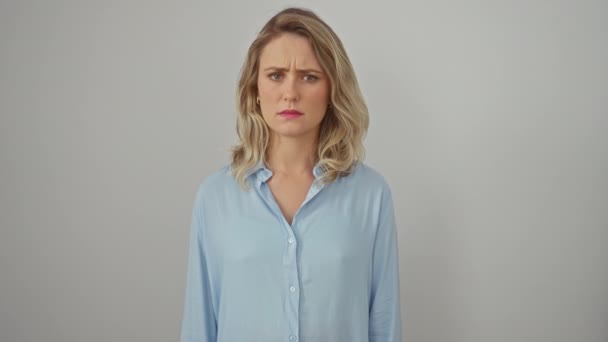 Нервная Скептически Настроенная Молодая Блондинка Хмурящаяся Неудовольствия Ношение Рубашки Изолированные — стоковое видео