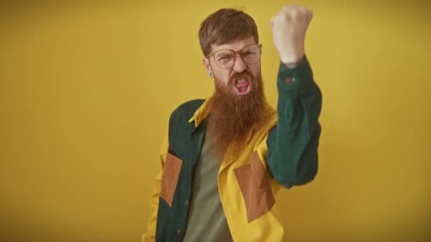 Dühös Frusztrált Fiatal Vörös Hajú Fickó Szemüvegben Ingben Dühében Felemelt — Stock videók