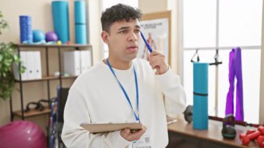 Evreka! Fizyoterapi kliniğindeki genç Arap adam, parlak fikirle şaşırdı, parmağını yukarı kaldırdı, kendine güvenle parlayan mutlu bir yüz.