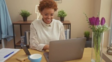 Sevgili Afro-Amerikan kadın, evinde oturmuş, nefis bir aşk öpücüğü veriyor. Kameraya çekilen büyüleyici bir ifade. İçeriye seksi bir aura yayıyor..